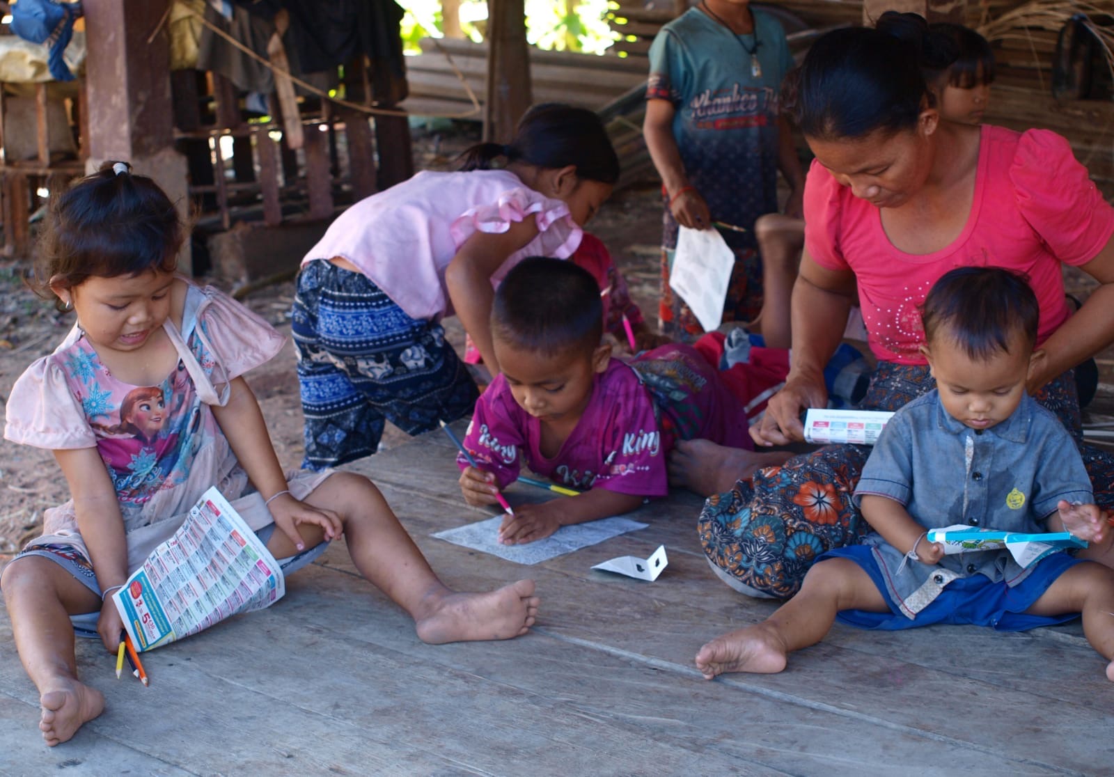 Enfants laotiens et leurs livres, photo souvenir de Micheline & Ian