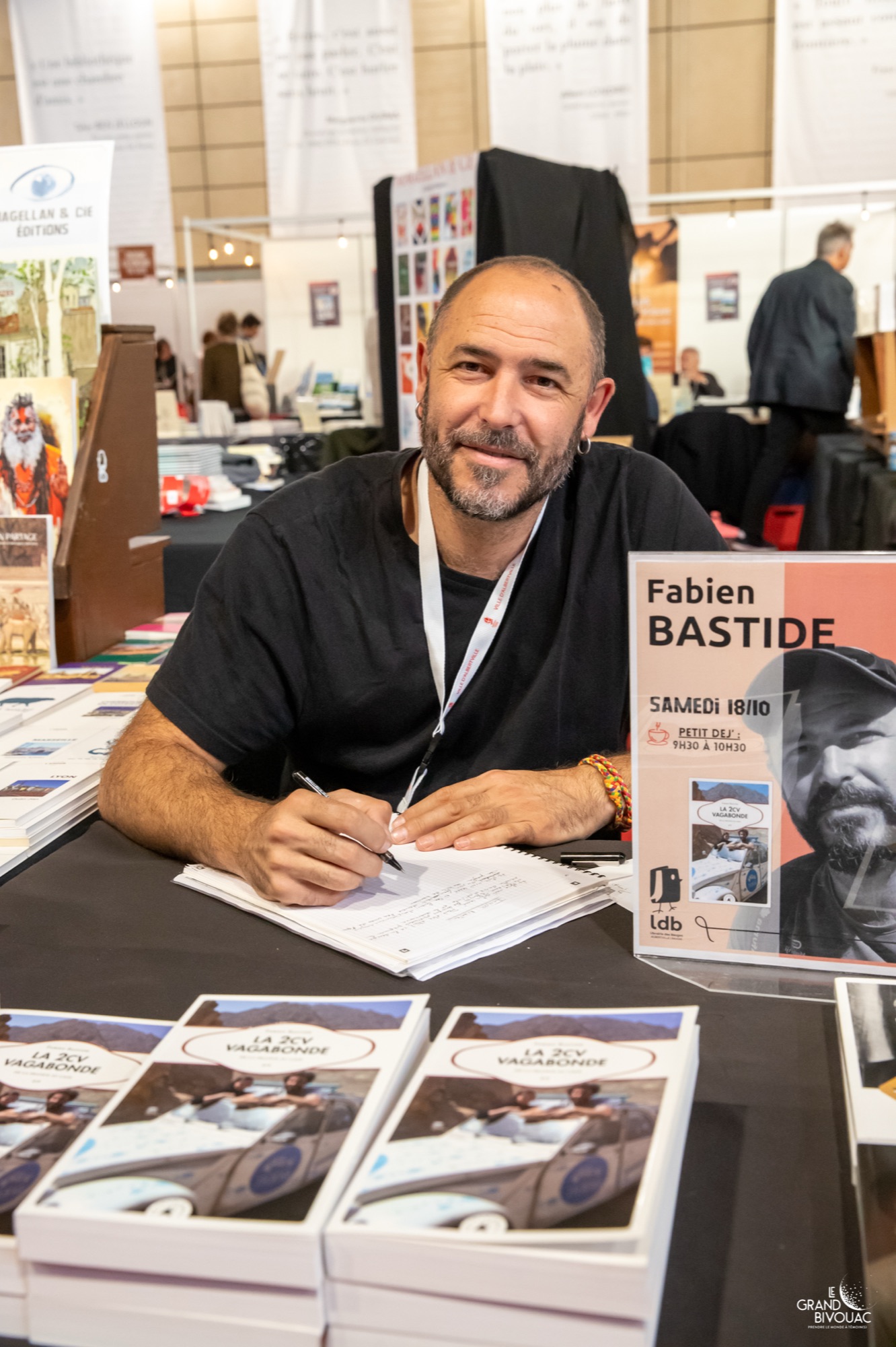 Fabien, écrivain, conférencier, réalisateur et photographe, en dédicace de son livre « La 2CV vagabonde » au festival du Grand Bivouac