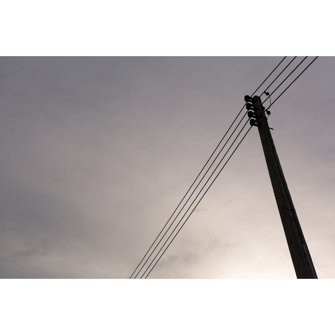 Lignes électriques au bord d’une route du Laos