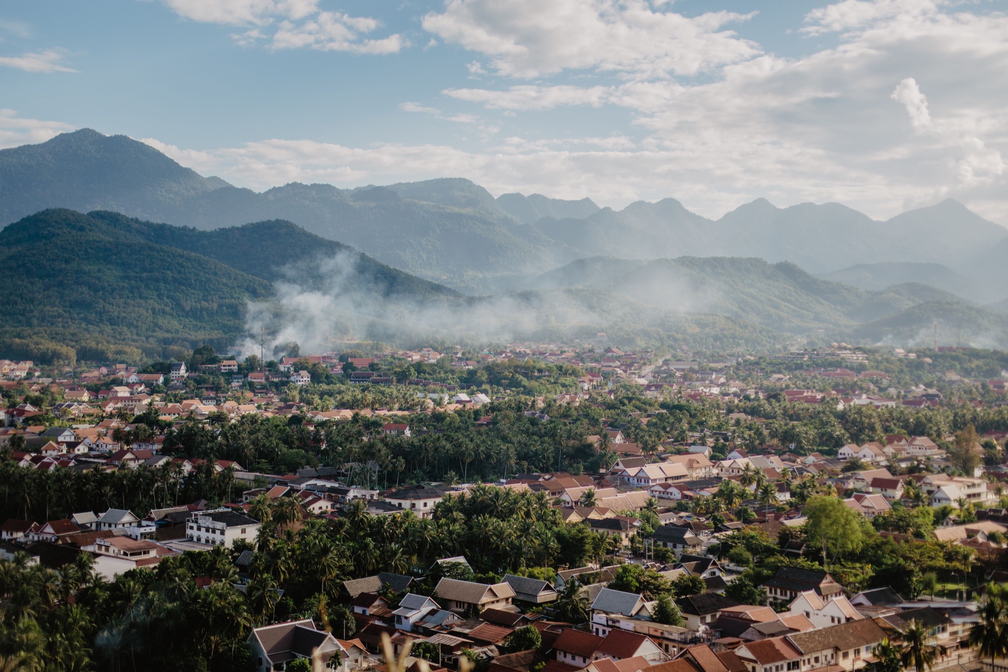 Vue aérienne de Luang Prabang entre fleuve et montagnes