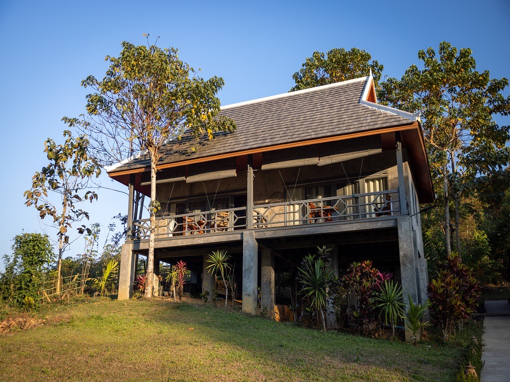 Maison intime au bord de la Nam Ou encadrée par des falaises calcaires, Nong Khiaw