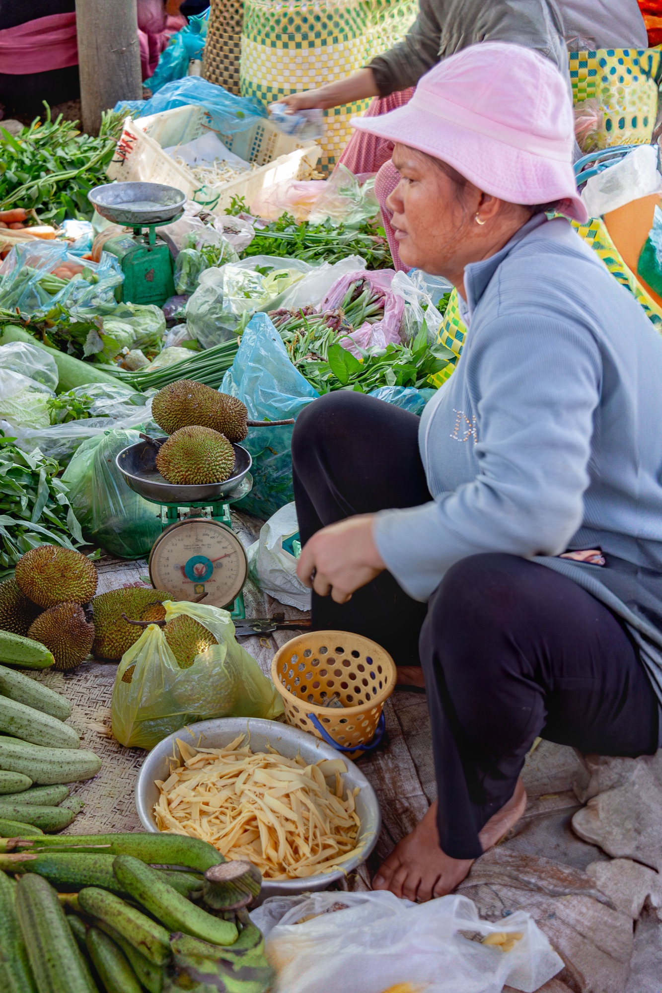 Étal de marché débordant de légumes et d’herbes fraîches