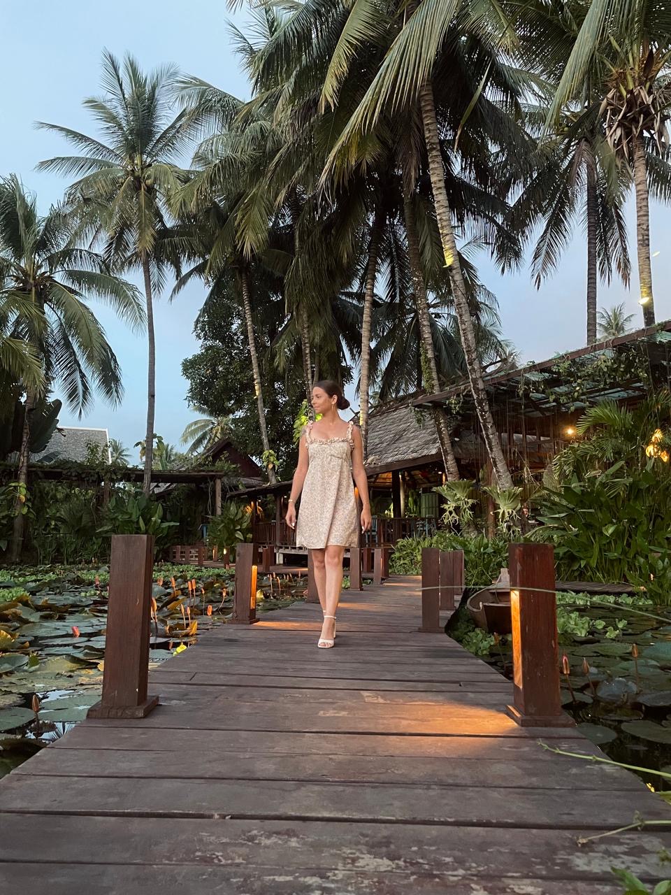 Margaux sur le ponton au milieu des bassins de lotus du Manda de Laos, à Luang Prabang