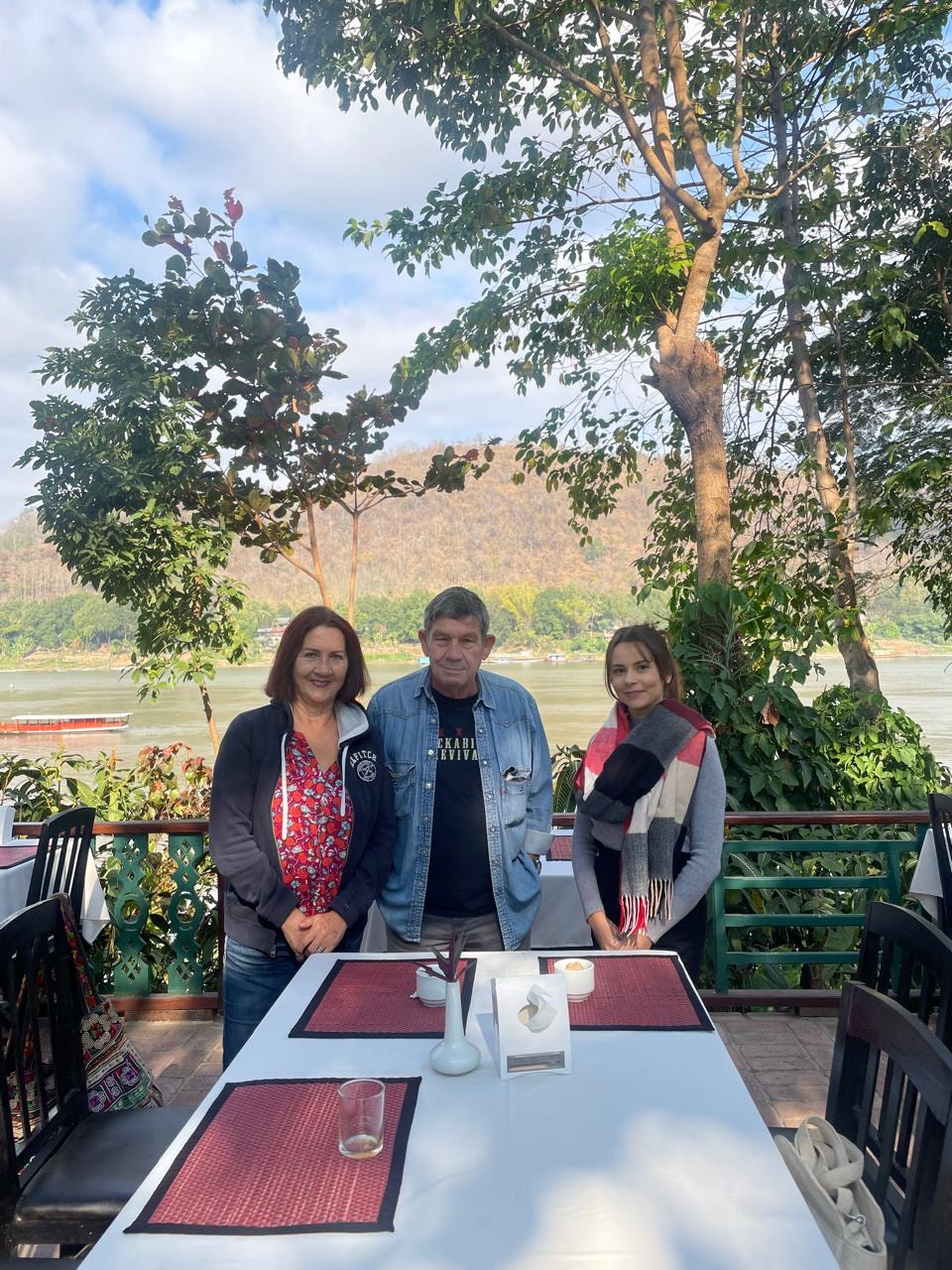 Margaux entourée de voyageurs qu'elle accompagne au Laos