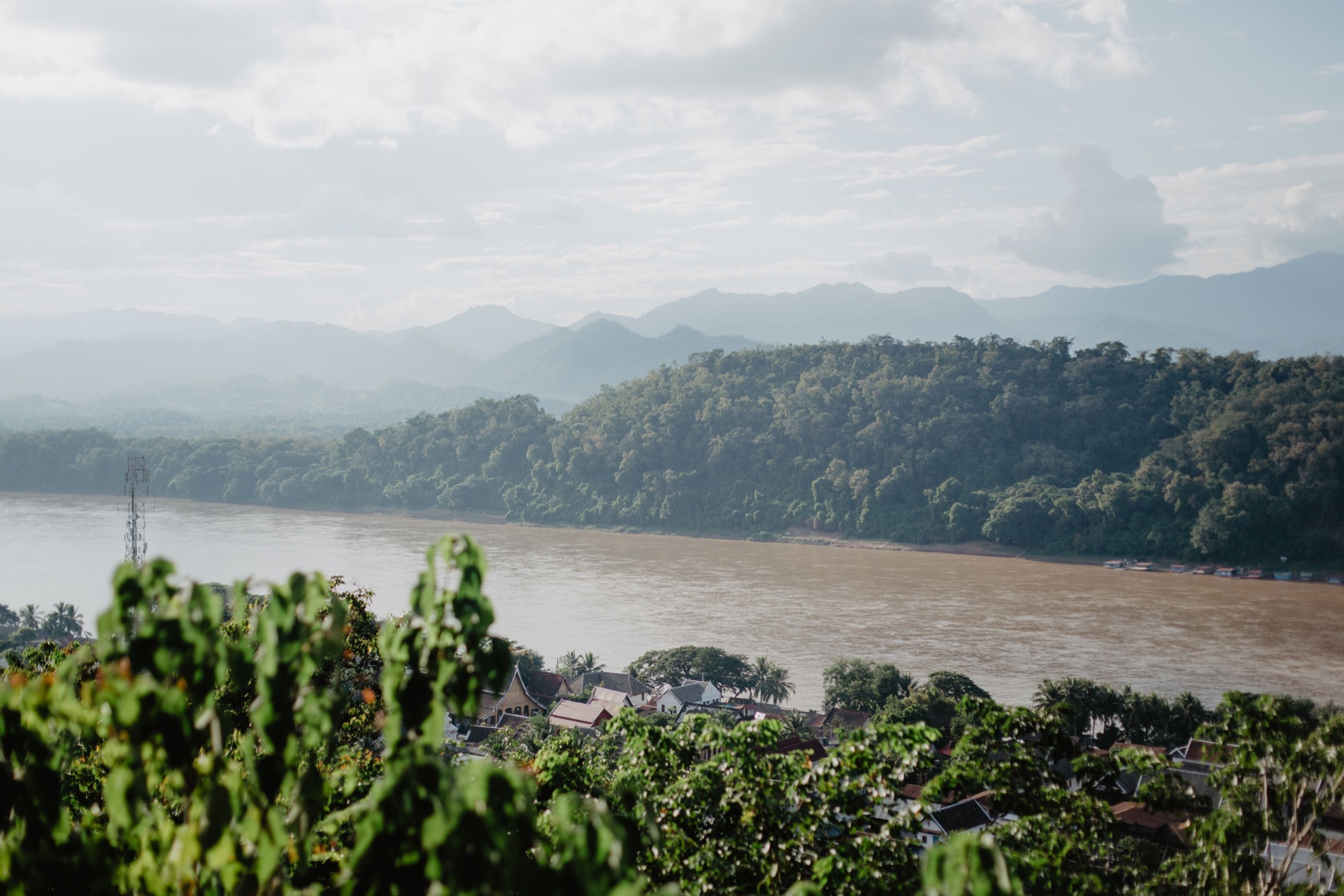 Le Mékong entre les collines de Luang Prabang, dans la brume