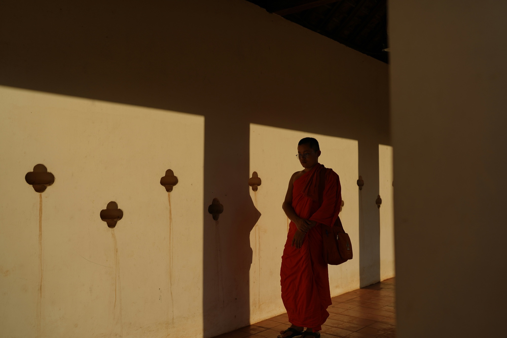 Moine bouddhiste devant le Pha That Luang, à Vientiane