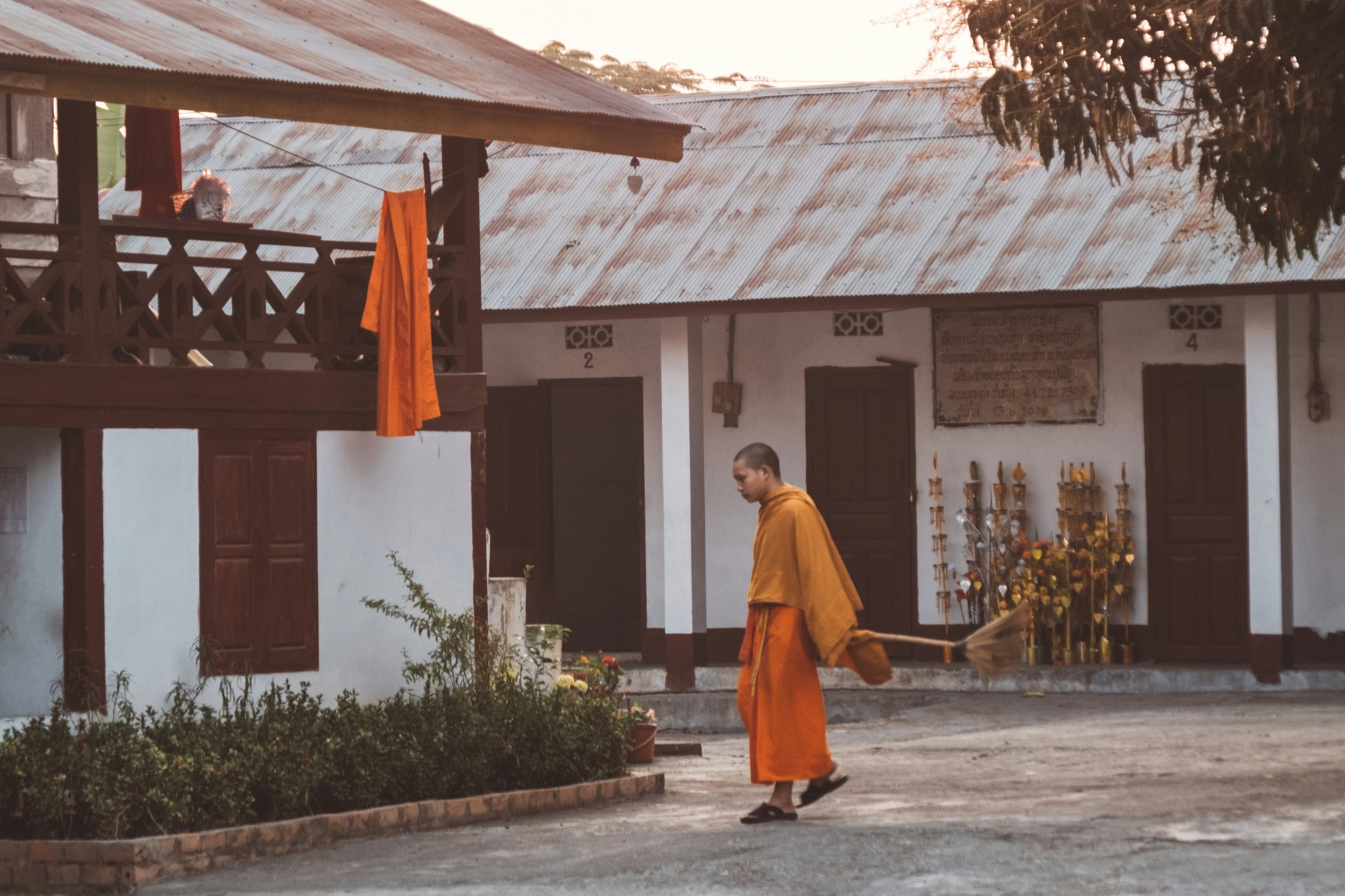 Moine devant un temple à Luang Prabang