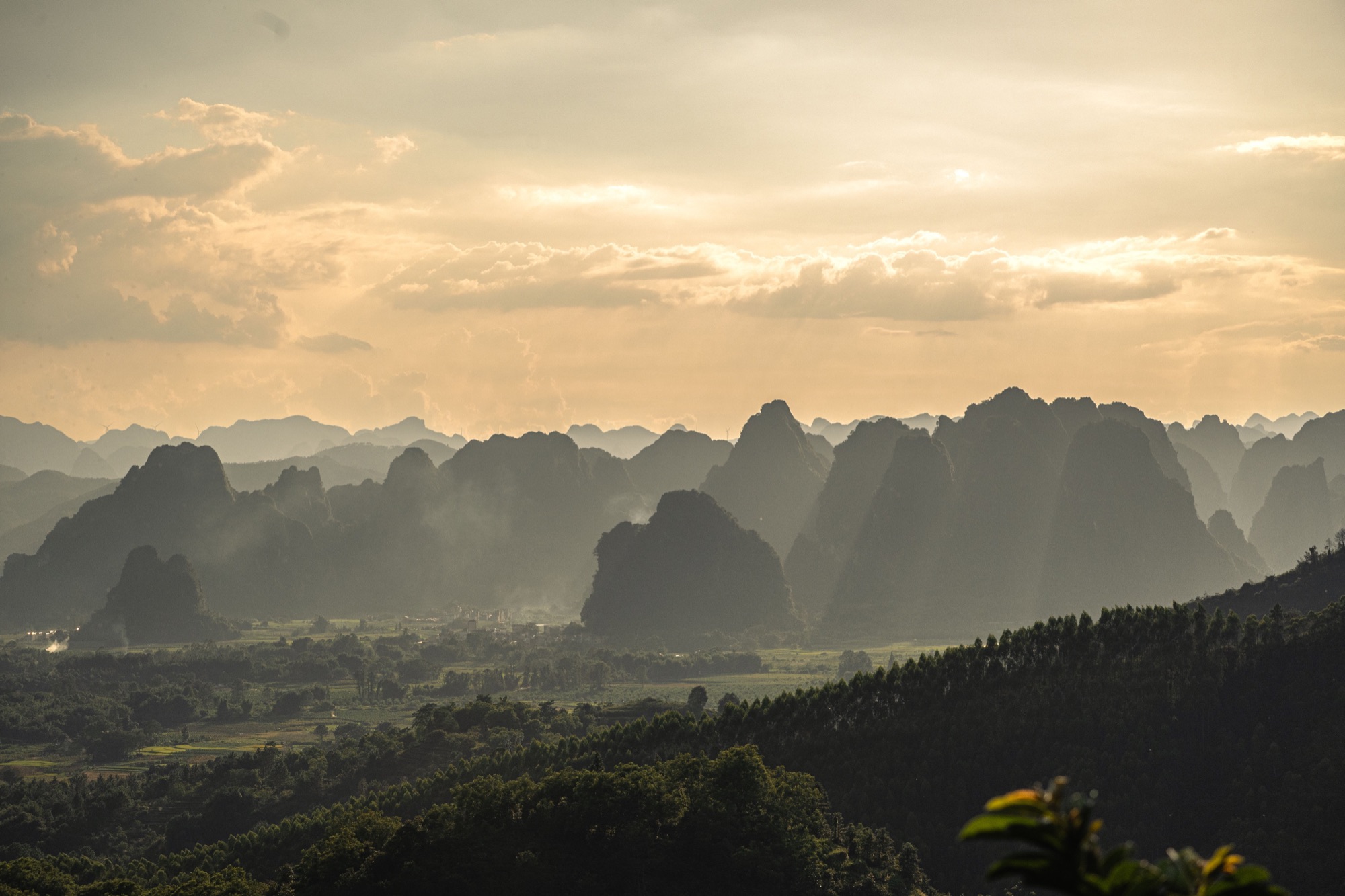Le Mékong serpentant entre les montagnes karstiques au coucher du soleil