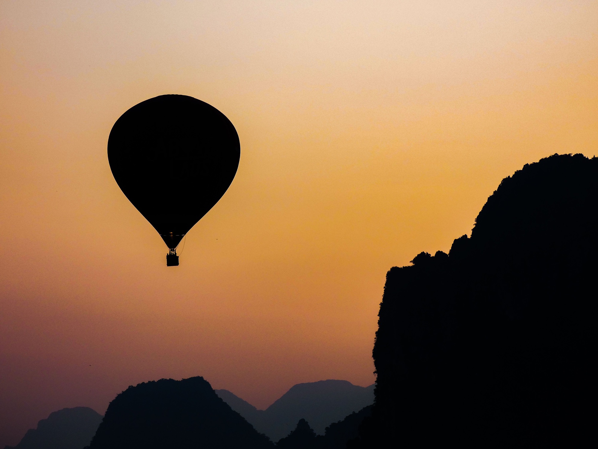 Montgolfière survolant les montagnes karstiques de Vang Vieng