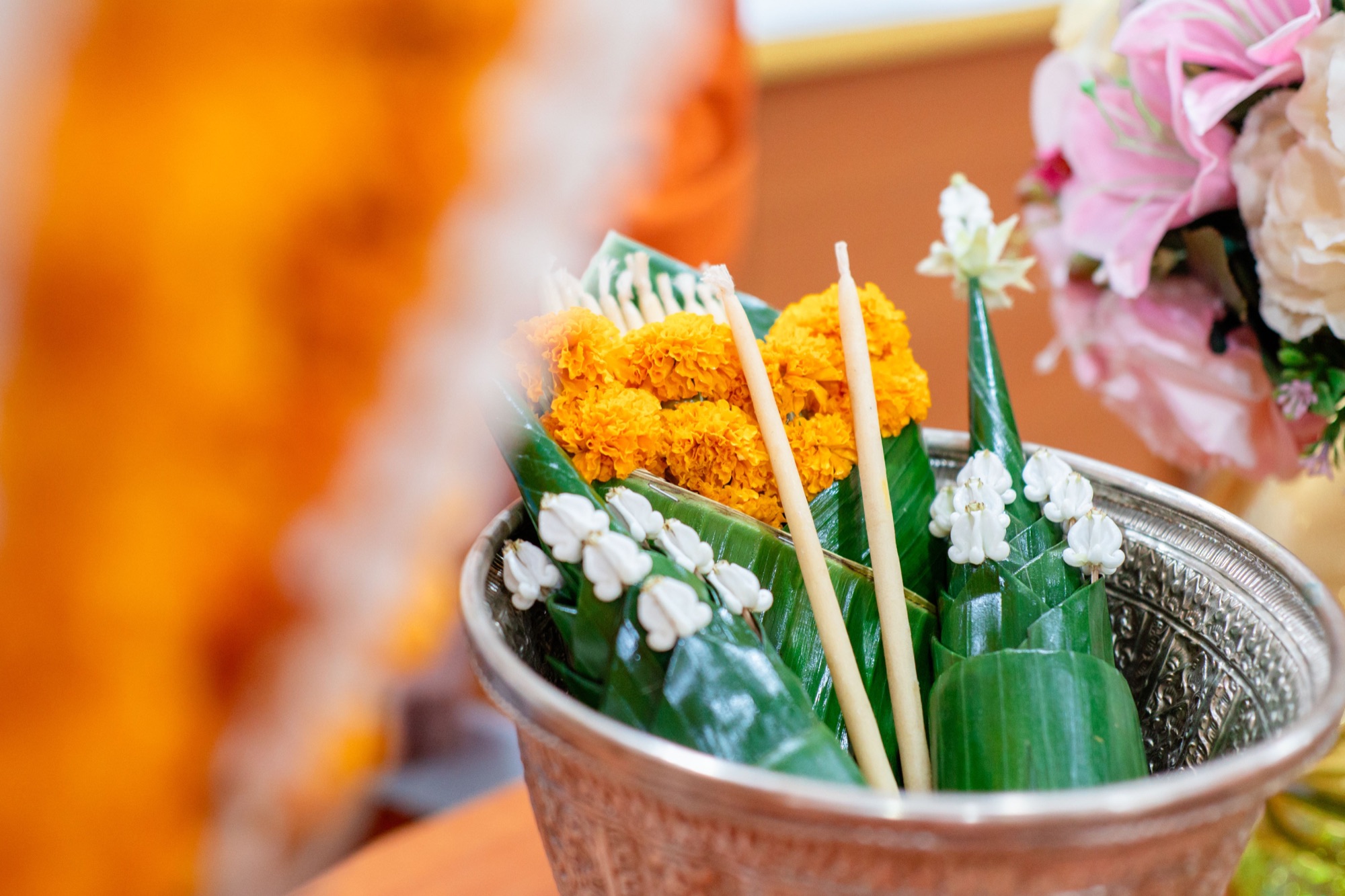 Offrande de fleurs et de bougies pour la fête des Lumières