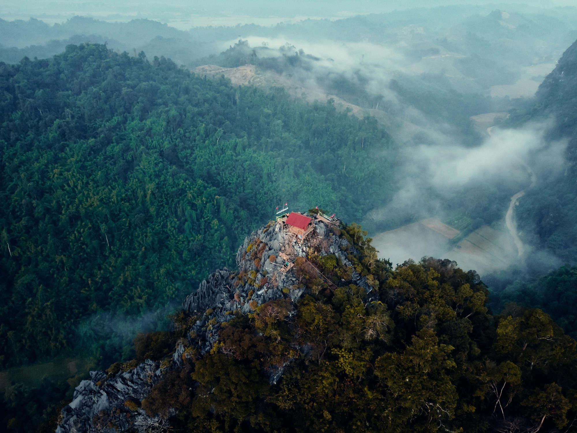 Panorama sur la rivière Nam Ou depuis un point de vue en altitude, montagnes et brume matinale, Nord Laos