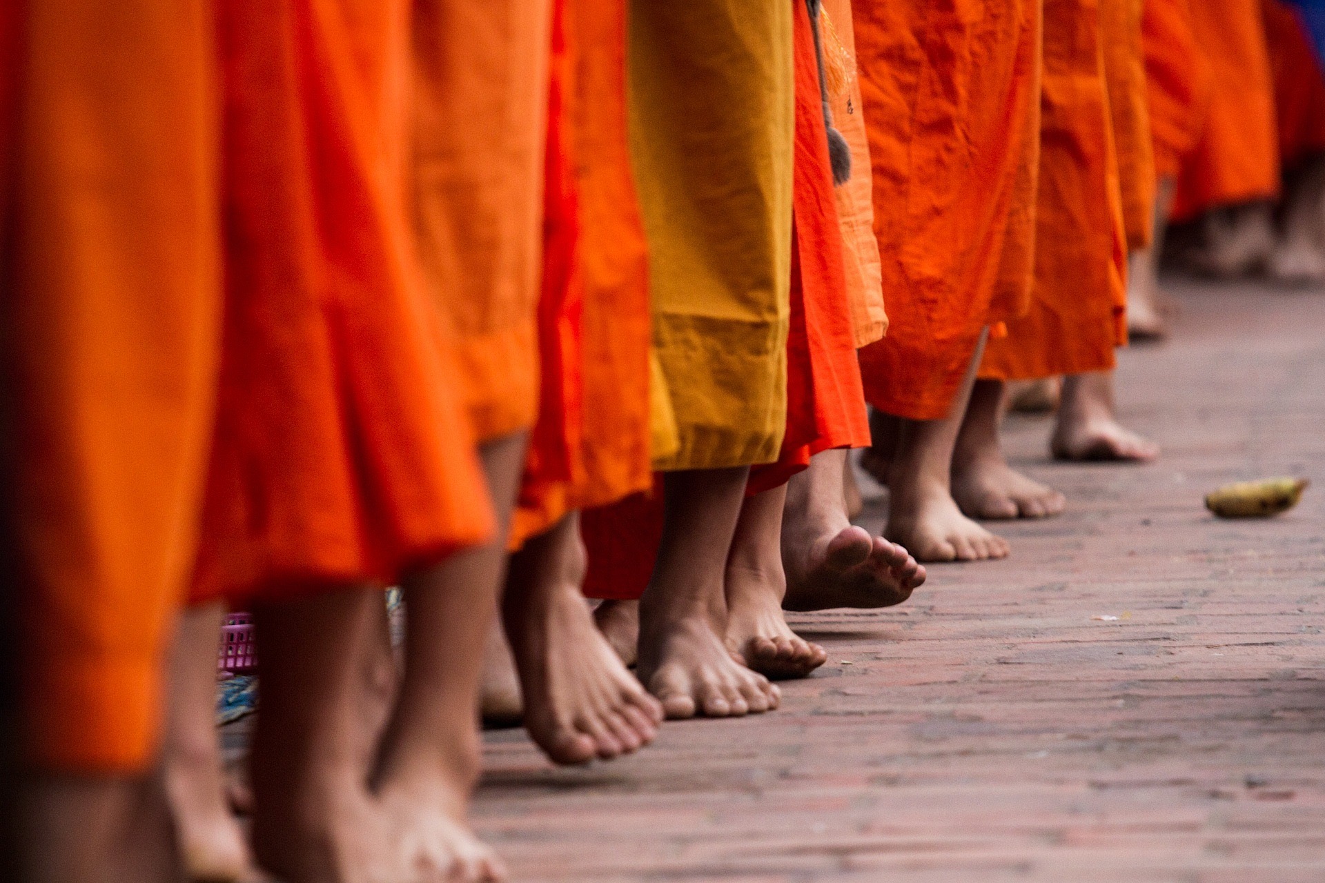 Pieds de moines bouddhistes lors d'une procession au Laos