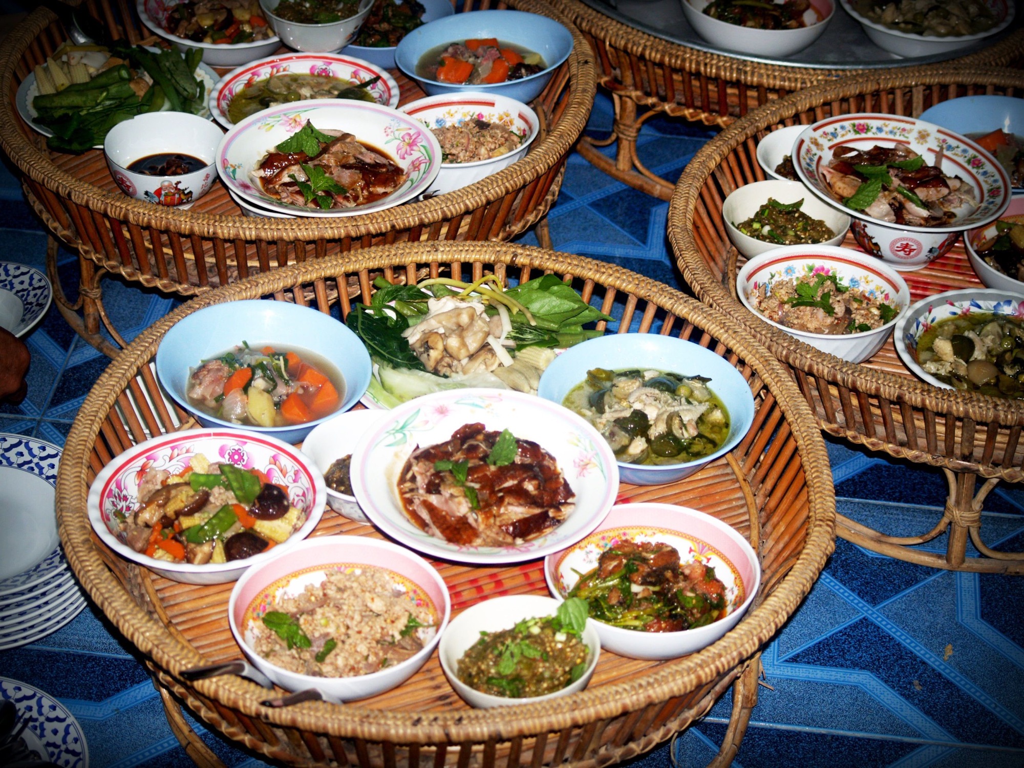 Plats laotiens servis sur une natte, vue du dessus