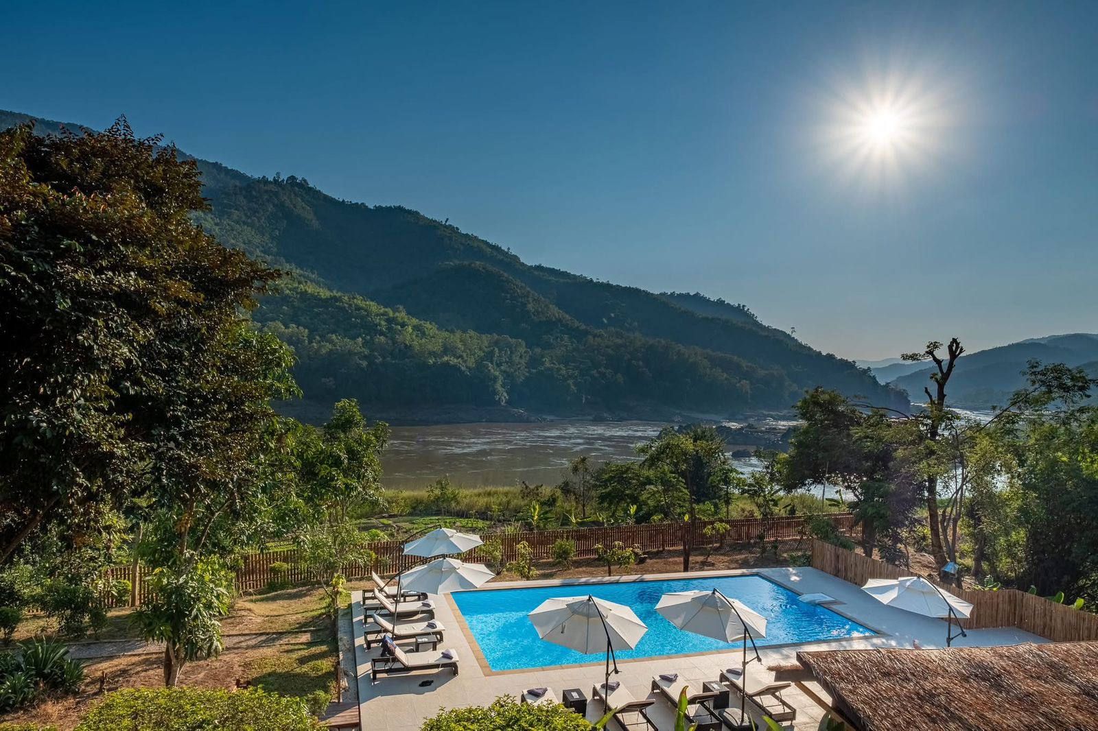 Lodge de luxe en surplomb du Mékong à Pakbeng, piscine à débordement et forêt tropicale