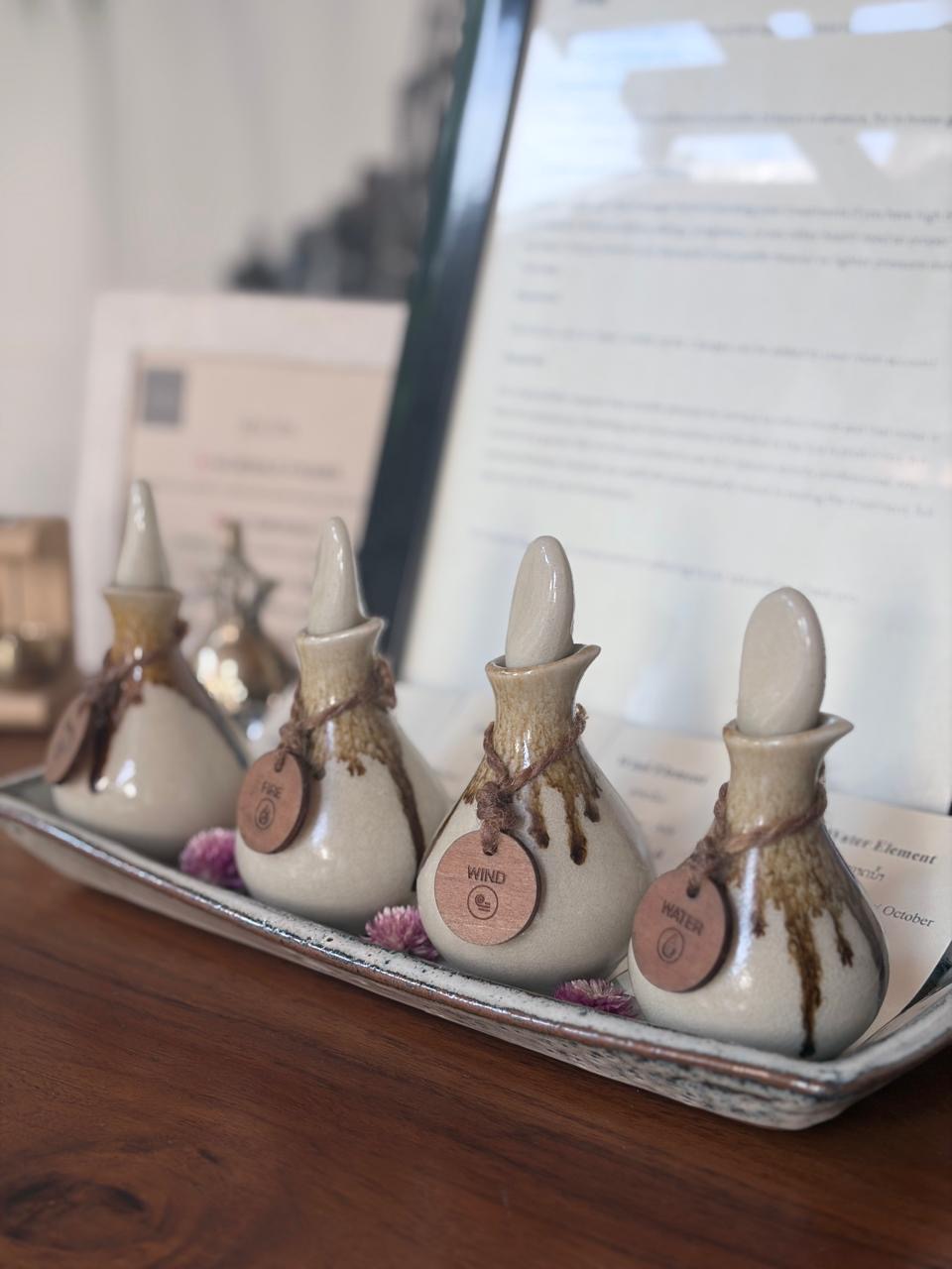 Petits flacons en céramique consacrés aux éléments Feu, Vent et Eau, SEN Spa