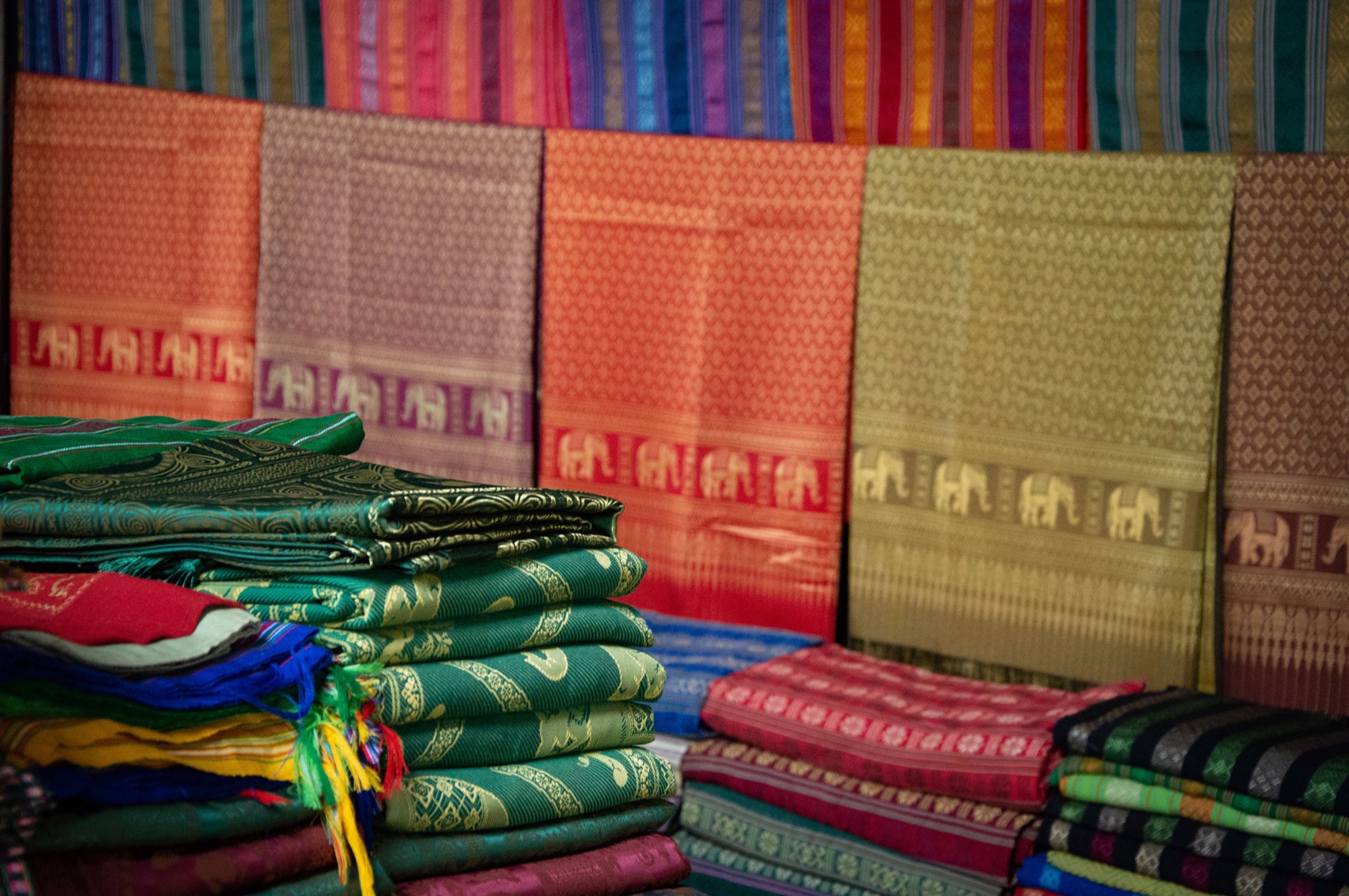 Tissage traditionnel de la soie au Laos