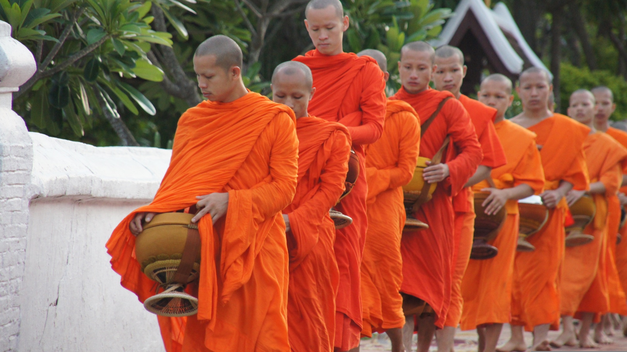 Cérémonie du Tak Bat à Luang Prabang au lever du soleil