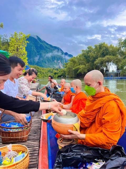 Cérémonie du Tak Bat au bord de la rivière Nam Lik