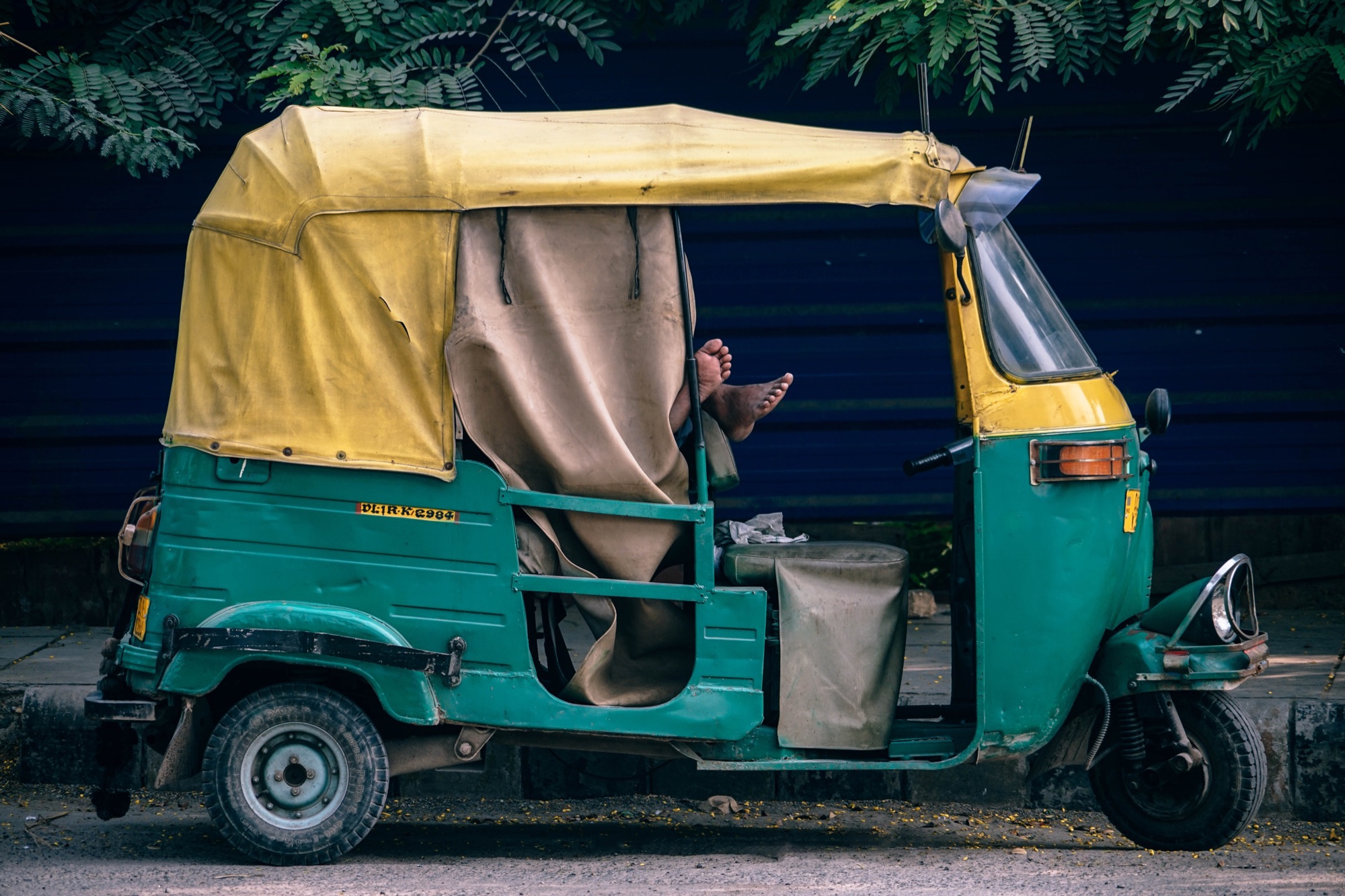 Tuk-tuk traditionnel laotien, prêt à sillonner les routes du pays