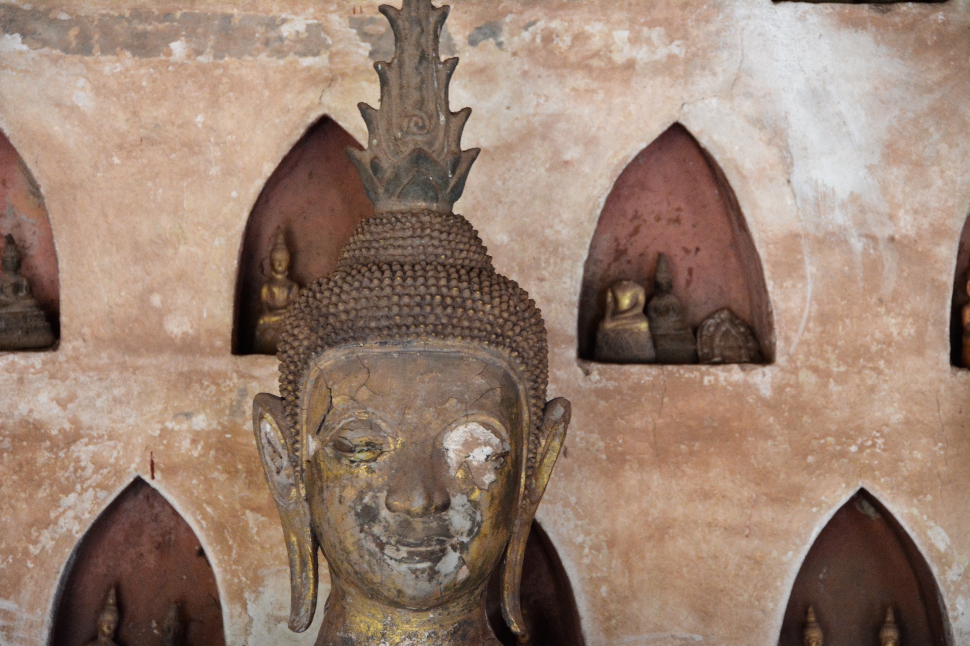 Vat Sisaket, temple historique de Vientiane avec ses cloîtres et ses bouddhas