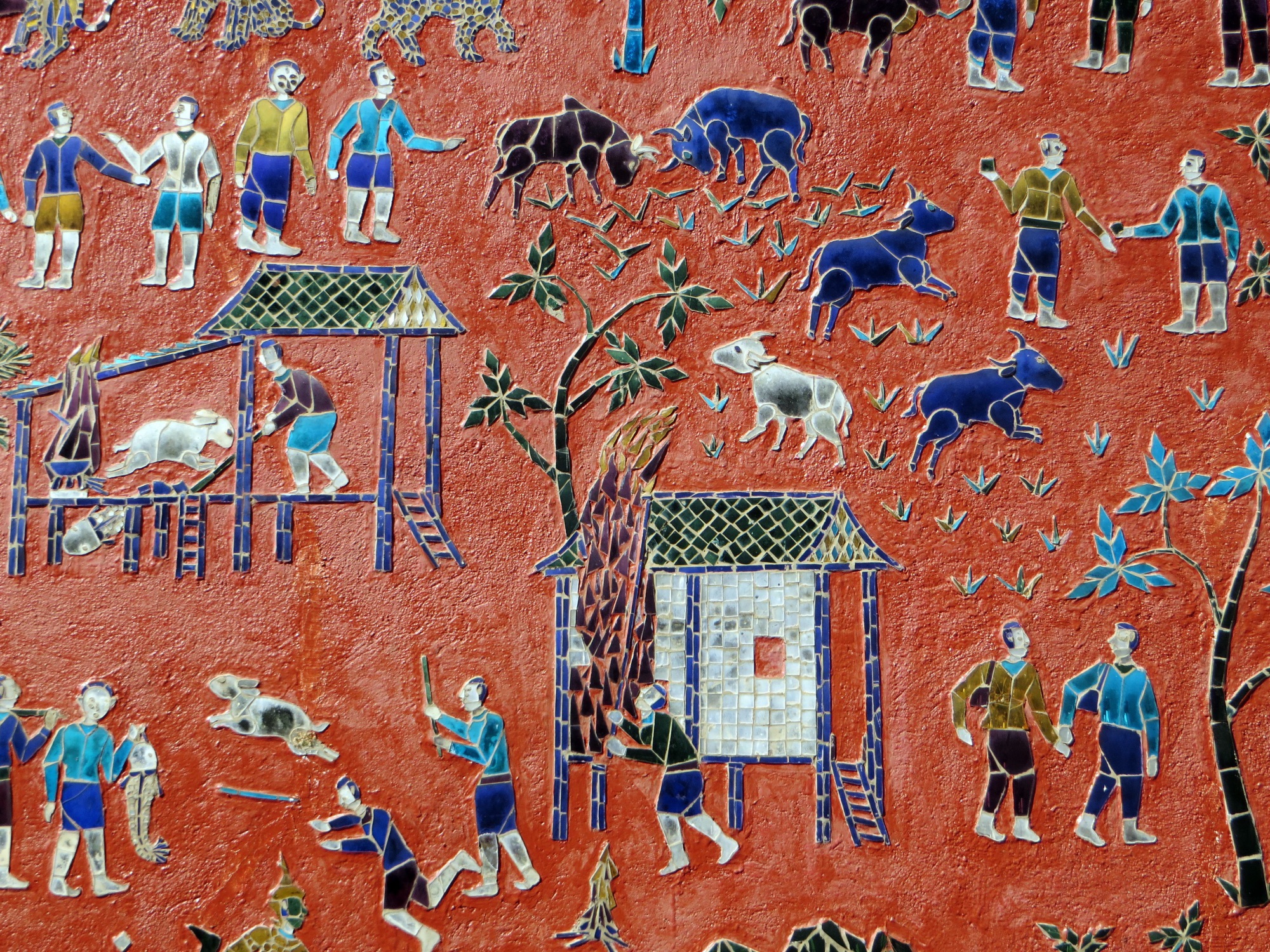 Mosaïques de verre sur les murs rouges du Vat Xieng Thong, Luang Prabang